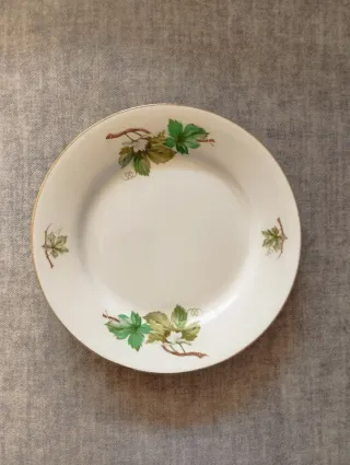 Vajilla de porcelana con hojas verdes