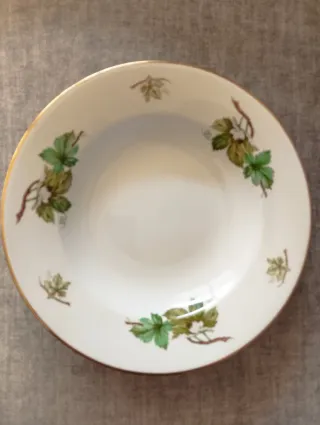 Vajilla de porcelana con hojas verdes