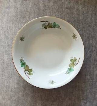 Vajilla de porcelana con hojas verdes
