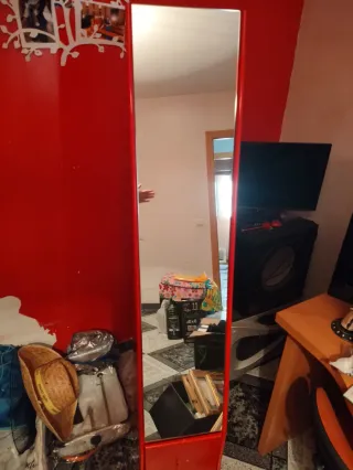 Espejo de pie rojo con 2 cajones es de madera