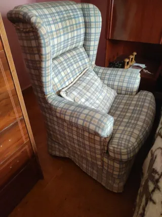 Sillón antiguo de tela a cuadros