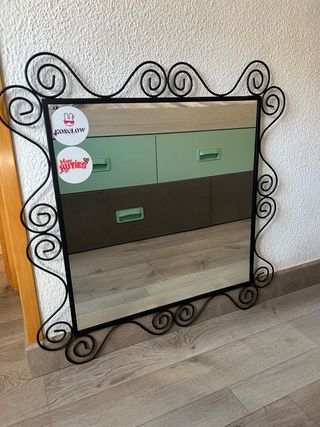 Espejo de pared con marco de metal