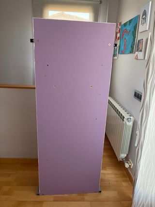 Estantería de madera y metal