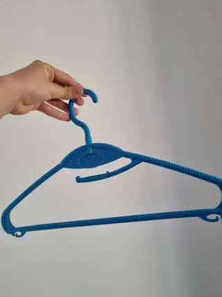 Lote de perchas de plástico duro azules.