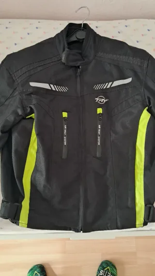 Chaqueta de moto negra con detalles