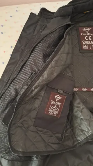 Chaqueta de moto negra con detalles