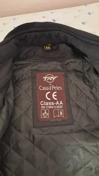 Chaqueta de moto negra con detalles