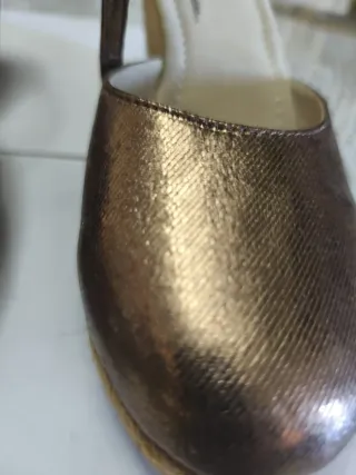 Zapatos dorados Ktu con plataforma esparto