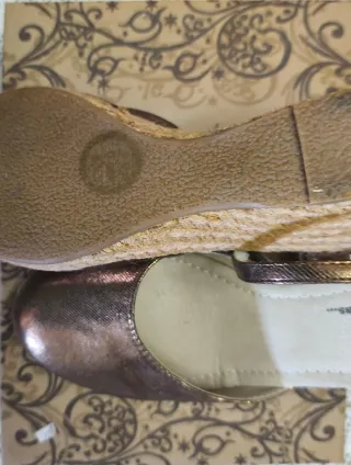 Zapatos dorados Ktu con plataforma esparto