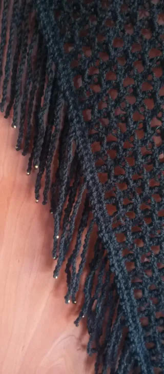 Chal de lana negro hecho a mano