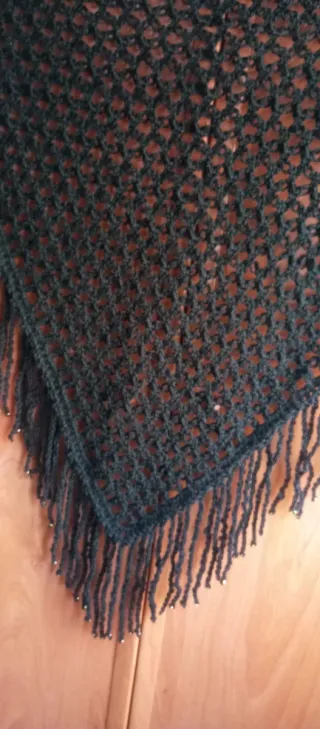 Chal de lana negro hecho a mano