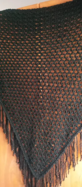 Chal de lana negro hecho a mano