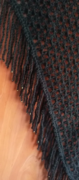 Chal de lana negro hecho a mano