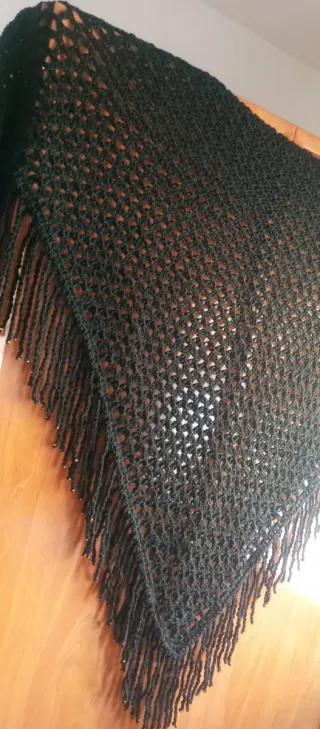 Chal de lana negro hecho a mano