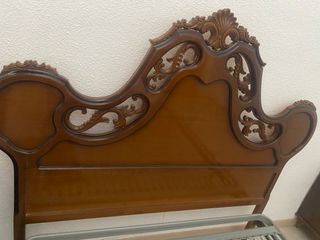 Cabecero de madera tallada