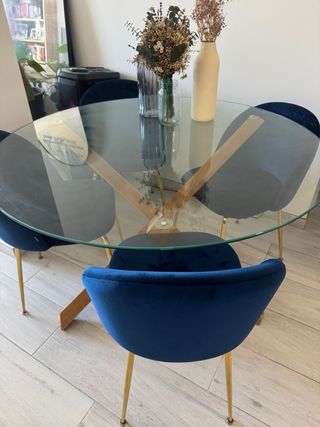 Mesa redonda cristal y sillas terciopelo azul