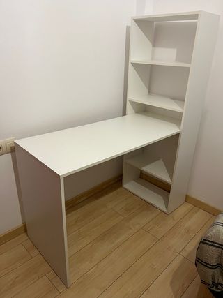 Escritorio blanco con estantería