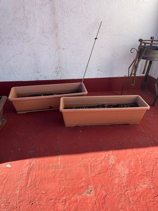 5 jardineras marrones con tierra