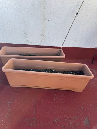 5 jardineras marrones con tierra