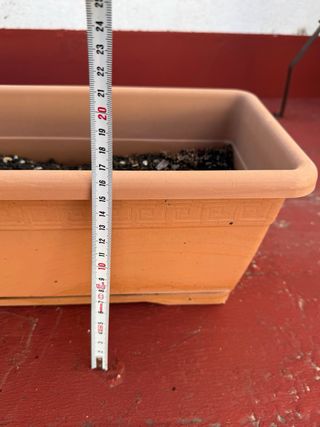 5 jardineras marrones con tierra
