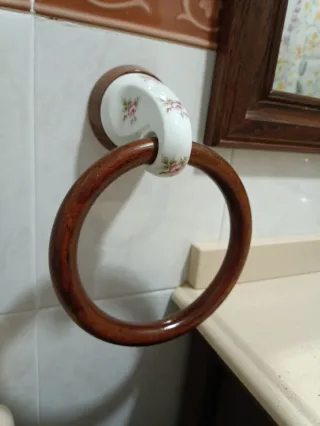 Mueble de baño con espejo y accesorios