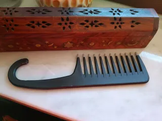 Pettine nero con manico a uncino