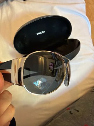 Gafas de sol Prada negras y plateadas