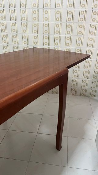Mesa de comedor de madera elegante