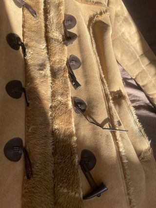 Abrigo de invierno beige y marrón