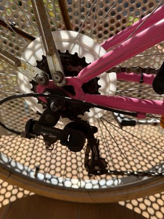 Bicicleta vintage rosa y blanca con cesta