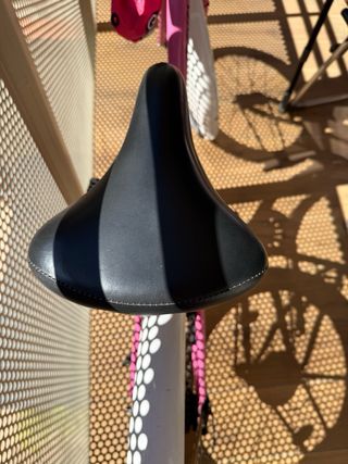 Bicicleta vintage rosa y blanca con cesta