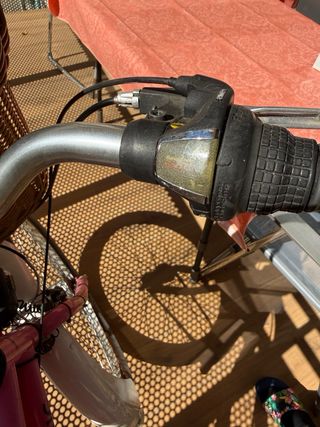 Bicicleta vintage rosa y blanca con cesta