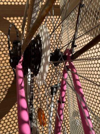 Bicicleta vintage rosa y blanca con cesta