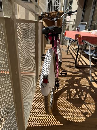 Bicicleta vintage rosa y blanca con cesta