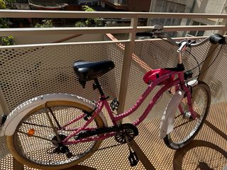 Bicicleta vintage rosa y blanca con cesta