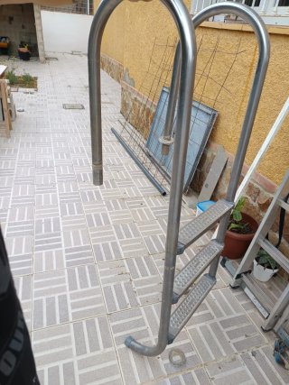 Escalera Piscina Metal y Plástico