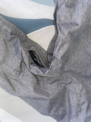 Chaqueta de nieve gris y blanca