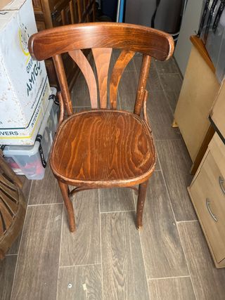 Silla antigua de cafetería de madera