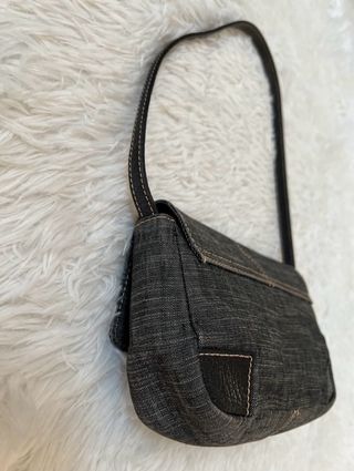 Borsa Guess denim baguette grigia
