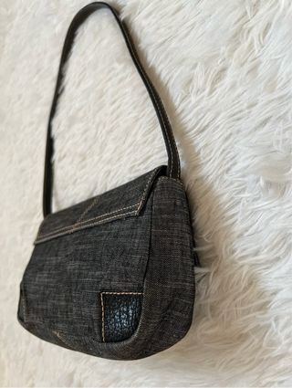 Borsa Guess denim baguette grigia