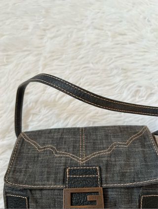 Borsa Guess denim baguette grigia
