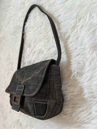 Borsa Guess denim baguette grigia