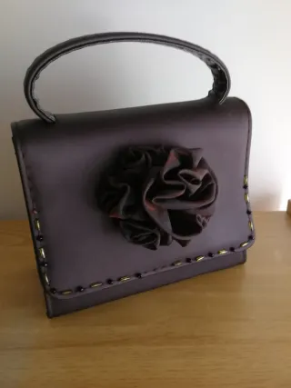 Bolso fiesta rígido marrón tela flor pedrería