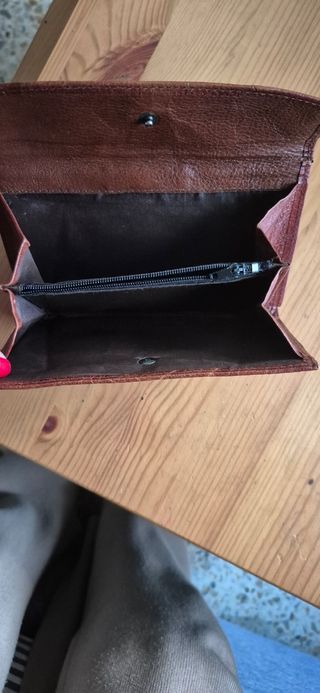 Cartera de piel con caballo grabada