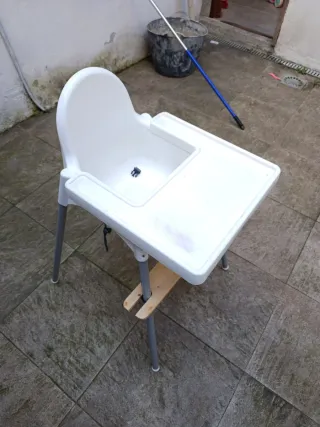 Trona Ikea con reposapiés