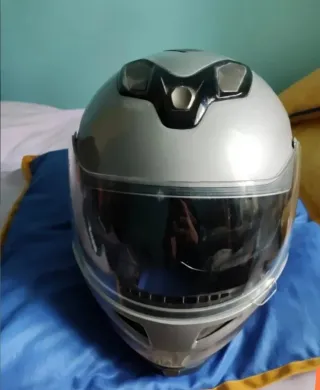 Casco de moto plateado antiguo