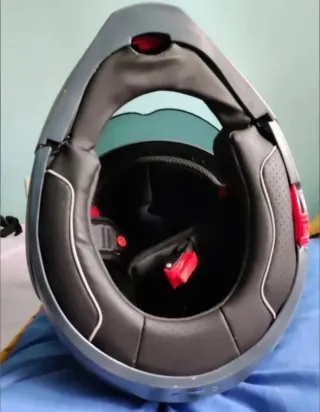 Casco de moto plateado antiguo