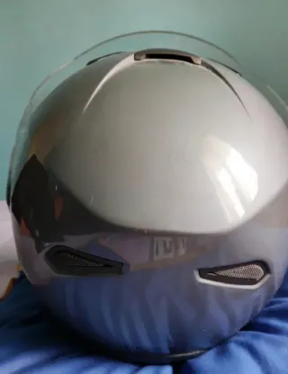Casco de moto plateado antiguo