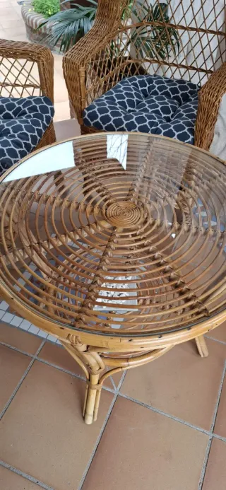 Conjunto Mimbre: 2 Sillas y mesa.