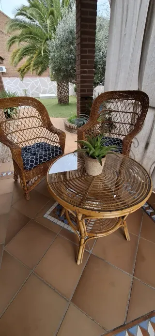 Conjunto Mimbre: 2 Sillas y mesa.